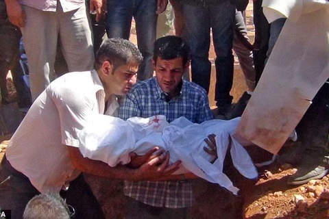 Anh Abdullah Kurdi ôm thi hài của con trai. (Nguồn: EPA)
