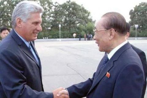 Phó chủ tịch thứ nhất Cuba Miguel Diaz Canel bắt tay Chủ tịch Quốc hội Triều Tiên Kim Yong Nam. (Nguồn: KCNA)