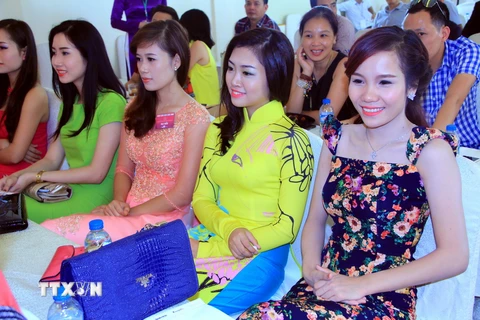 Các thí sinh tham dự cuộc thi Hoa khôi trí tuệ thanh niên Việt Nam năm 2015. (Ảnh: Mạnh Tú​/TTXVN)