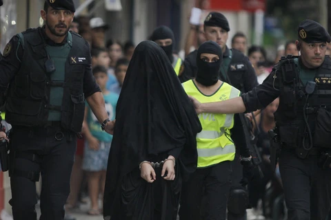 Một đối tượng bị cảnh sát Tây Ban Nha bắt giữ. (Nguồn: AFP)