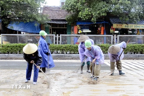Dọn dẹp bùn đất, khơi thông cống rãnh thoát nước tại thành phố Hạ Long sau mưa lũ. (Ảnh: Nguyễn Hoàng​/TTXVN)
