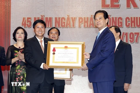 Thủ tướng Nguyễn Tấn Dũng trao tặng Huân chương Lao động hạng Nhì của Chủ tịch nước cho các tập thể, cá nhân. (Ảnh: Đức Tám/TTXVN)