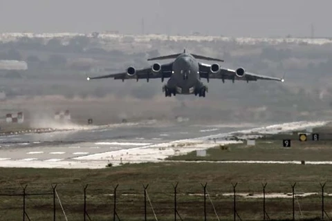 Máy bay quân sự Mỹ cất cánh từ căn cứ quân sự ở phía nam Thổ Nhĩ Kỳ. (Nguồn: AP)