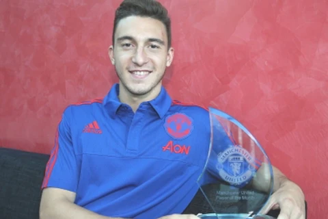 Matteo Darmian nhận giải thưởng. (Nguồn: Manutd.com)