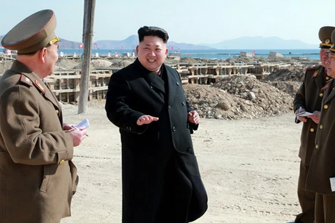Nhà lãnh đạo Triều Tiên Kim Jong Un đi thị sát. (Nguồn: KCNA)