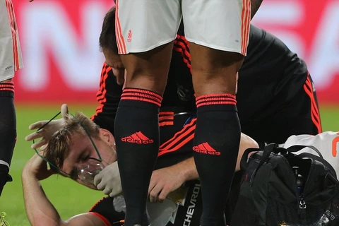 Luke Shaw đã phải deo mặt nạ dưỡng khí khi rời sân đấu. (Nguồn: Gett Images)