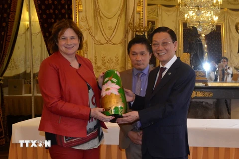 Chủ tịch Ủy ban Nhân dân Hà Nội Nguyễn Thế Thảo và Thị trưởng thành phố Geneva, bà Esther Alder. (Ảnh: Tố Uyên/TTXVN)