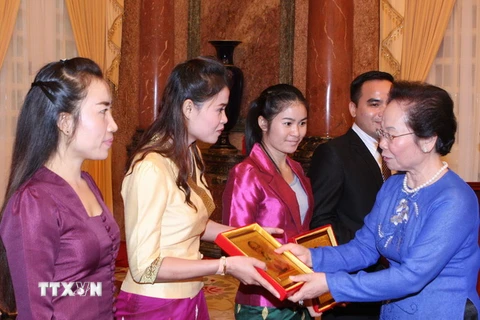 Phó Chủ tịch nước Nguyễn Thị Doan tặng​ 'Chân dung Chủ tịch Hồ Chí Minh​' cho lưu học sinh Lào. (Ảnh: Thống Nhất/TTXVN) 