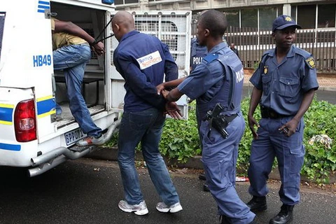 Cảnh sát Nam Phi bắt giữ người tình nghi. (Nguồn: timeslive)
