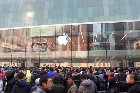 Người dân Trung Quốc xếp hàng mua iPhone. (Nguồn: Reuters)