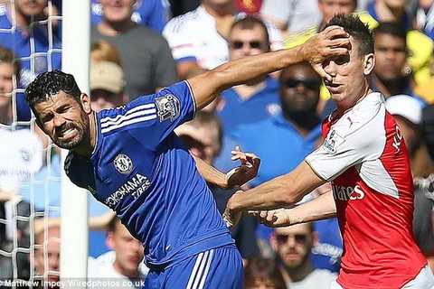 Costa có hành vi thô bạo với Koscielny. (Nguồn: Daily Mail)