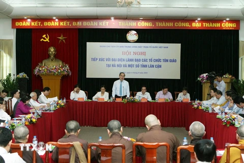 Đoàn Chủ tịch Ủy ban Trung ương MTTQ Việt Nam tiếp xúc đại diện lãnh đạo các tổ chức tôn giáo. (Ảnh: Nguyễn Dân/TTXVN)