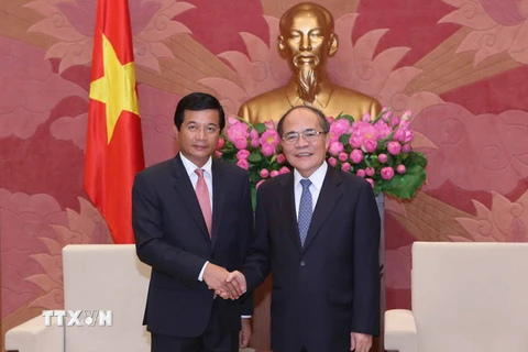 Chủ tịch Quốc hội Nguyễn Sinh Hùng tiếp Đại sứ Đặc mệnh Toàn quyền nước CHDCND Lào tại Việt Nam Somphone Sichaleune. (Ảnh: Phương Hoa​/TTXVN) 