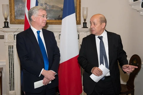 Bộ trưởng Quốc phòng Pháp Jean-Yves Le Drian (phải) và người đồng cấp Anh Michael Fallon. (Nguồn: AP)