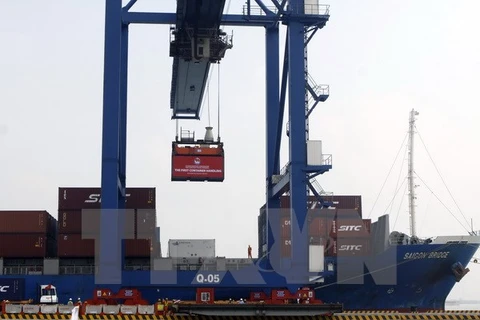 Bốc dỡ hàng hóa tại cảng Tân cảng Hiệp Phước. (Ảnh: Hoàng Hải/TTXVN)