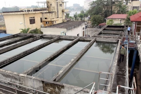 Hệ thống bể lọc của một nhà máy sản xuất nước sạch. (Ảnh: TTXVN)