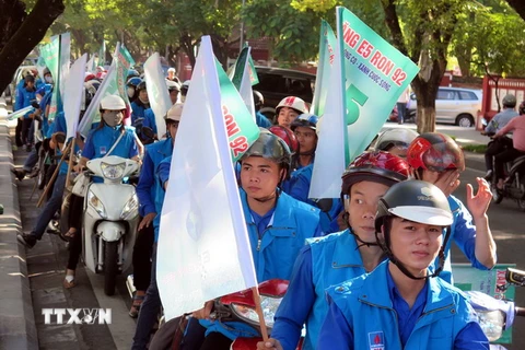 Diễu hành quảng bá lộ trình phân phối xăng E5 Ron 92 tại thành phố Huế. (Ảnh: Quốc Việt​/TTXVN)