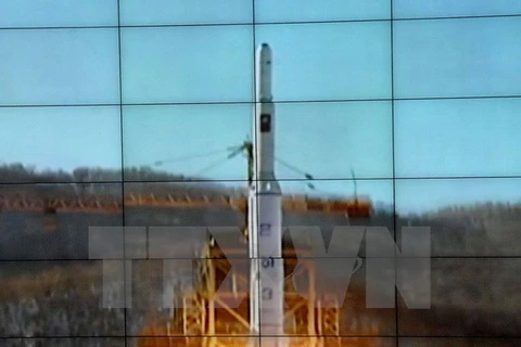 Tên lửa Unha-3 rời bệ phóng ở Trung tâm Vũ trụ Sohae, tỉnh Bắc Pyongan. (Nguồn: AFP/TTXVN)
