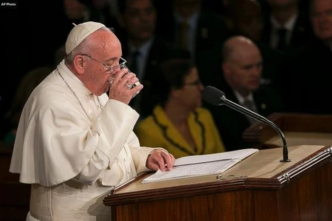 Giáo hoàng Francis uống nước khi phát biểu tại tòa nhà Quốc hội Mỹ. (Nguồn: washingtonpost)