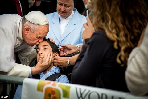 Giáo hoàng Francis dừng đoàn xe hộ tống để tới ôm cậu bé Michael Keating. (Nguồn: AP)