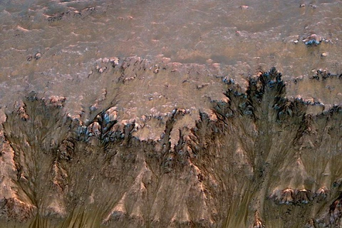 Một nghiên cứu sinh đã tình cờ phát hiện ra bằng chứng về sự tồn tại của nước dạng lỏng trên Sao Hỏa. (Nguồn: Daily Mail)