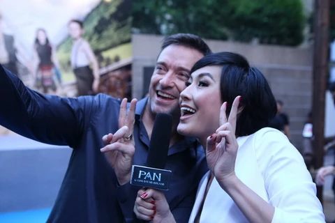 Kathy Uyen selfie cùng Hugh Jackman.