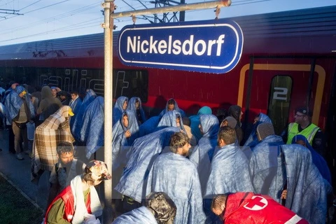 Người di cư chờ lên tàu tại Nickeldorf, biên giới giữa Áo với Hungary để tới Salzburg. (Nguồn: AFP/TTXVN)
