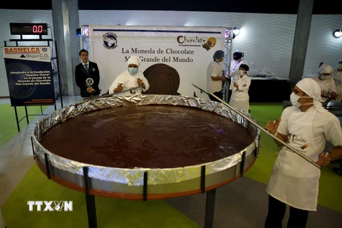 Hơn 100 thợ làm bánh đã tham gia đúc đồng xu chocolate nặng 1 tấn với nguyên liệu 100% cacao của Venezuela. (Nguồn: Reuters/TTXVN)