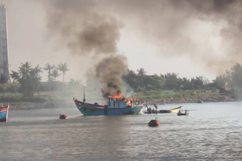 Nổ ghe ở Cà Mau: 1 người bị thương, dầu có nguy cơ tràn ra ngoài