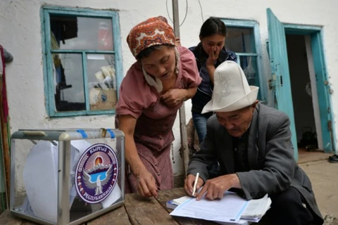 Cử tri Kyrgyzstan đi bỏ phiếu. (Nguồn: AFP)