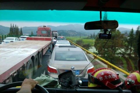 Xe cứu thương bị mắc kẹt giữa các phương tiện khác ngay trên đường ưu tiên. (Nguồn: CCTV News)