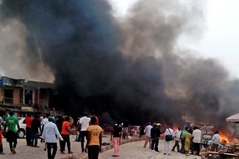 Hiện trường một vụ đánh bom ở Nigeria. (Nguồn: AP)