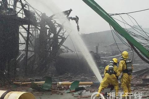Lực lượng cứu hỏa nỗ lực dập lửa tại vụ nổ. (Nguồn: zjol.com.cn)