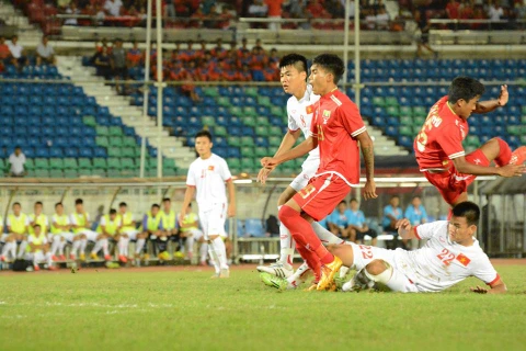 U19 Việt Nam (áo trắng) khiến Myanmar nếm thất bại trên sân nhà. (Nguồn: MFF)