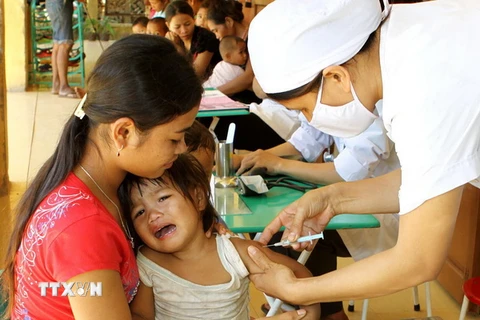 Tiêm vắcxin phòng viêm não Nhật Bản cho trẻ ở làng Cát, xã Đakrông. (Ảnh: Hồ Cầu​/TTXVN)