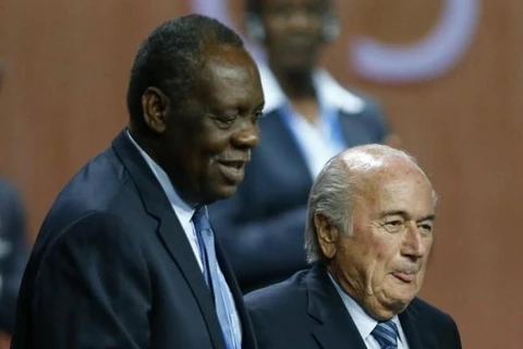 Ông Issa Hayatou điều hành FIFA thay ông Blatter. (Nguồn: Reuters)