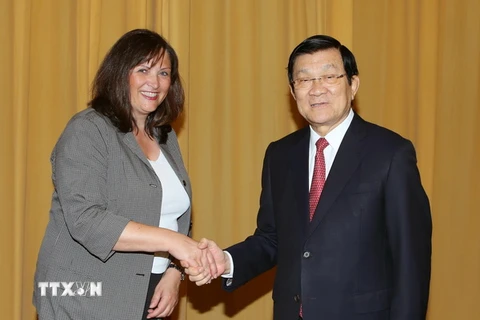 Chủ tịch nước Trương Tấn Sang tiếp bà Karin Muller. (Ảnh: Nguyễn Khang/TTXVN)