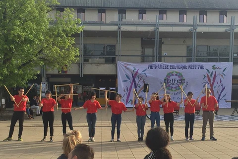 Một tiết mục của các bạn sinh viên Việt Nam trường ANU tại Vietfest 2015. (Ảnh: Khánh Linh/Vietnam+)