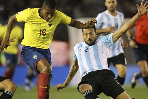 Argentina (áo sọc) bại trận trước Ecuador. (Nguồn: EFE)