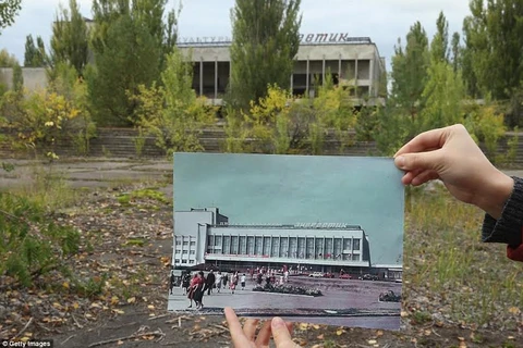 Một bức ảnh chụp quảng trường thành phố Pripyat trước thảm họa và hình ảnh quảng trường hiện nay. (Nguồn: Getty Images)