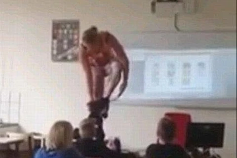 Cô giáo đã khiến học sinh ngỡ ngàng khi cởi đồ ngay trong lớp học. (Nguồn: CCTV News)