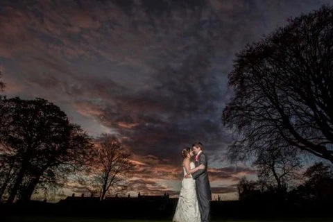 Bức ảnh cưới được thực hiện bởi nhiếp ảnh gia Chris Chambers. (Nguồn: Chris Chambers/Independent)