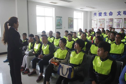 Các thi sinh phải mặc một chiếc áo đặc biệt khi làm bài kiểm tra. (Nguồn: CCTVNews)