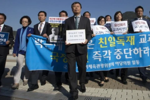 Biểu tình phản đối chính phủ Hàn Quốc sắp xuất bản cuốn sách lịch sử. (Nguồn: EPA)