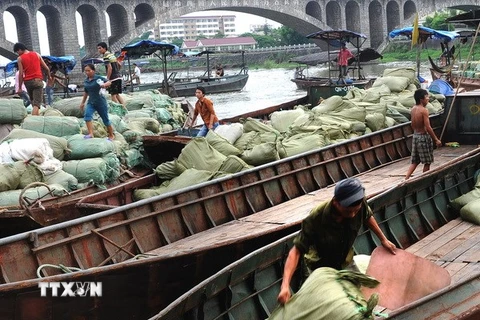 Tàu thuyền vận chuyển hàng hóa xuất ,nhập khẩu trên sông Ka Long, thị xã Móng Cái. (Ảnh: Kim Phương/TTXVN)