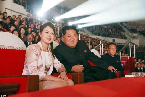 Ông Kim Jong-un và phu nhân Ri Sol-ju xem hòa nhạc. (Nguồn: EPA)