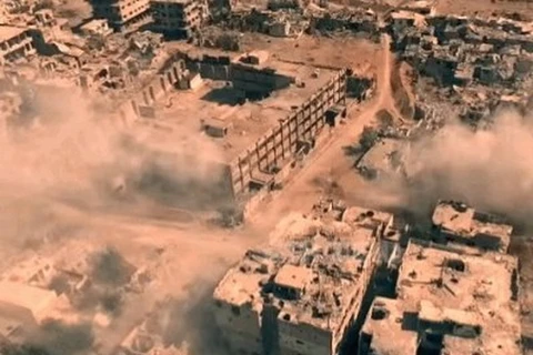 Chiến trường Syria hoang tàn trong khói bụi. (Nguồn: sputnik)