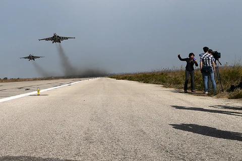 Các phóng viên tại căn cứ không quân Hmeymim của Nga tại Syria. (Nguồn: Bộ Quốc phòng Nga)
