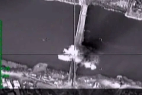 Không quân Nga đánh bom sập cầu bắc qua sông Euphrates. (Nguồn: YouTube)