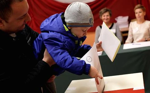 Cử tri Ba Lan bỏ phiếu tại một địa điểm bầu cử ở Warsaw. (Nguồn: Getty Images)